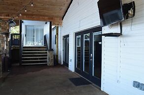 5 BR House Lake Retreat w/ Hot Tub, Sleeps 12