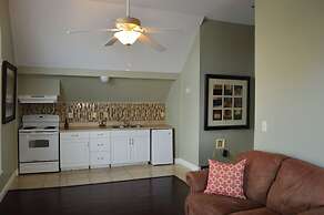 5 BR House Lake Retreat w/ Hot Tub, Sleeps 12