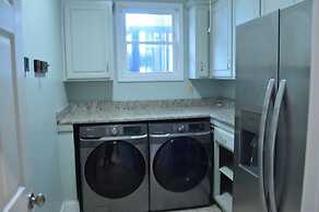 5 BR House Lake Retreat w/ Hot Tub, Sleeps 12