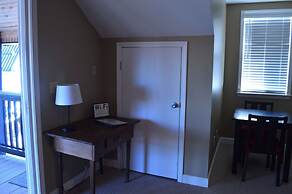 5 BR House Lake Retreat w/ Hot Tub, Sleeps 12