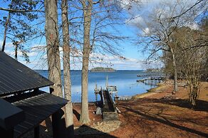 5 BR House Lake Retreat w/ Hot Tub, Sleeps 12