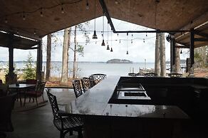 5 BR House Lake Retreat w/ Hot Tub, Sleeps 12