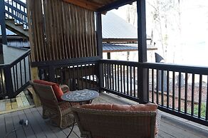 5 BR House Lake Retreat w/ Hot Tub, Sleeps 12