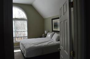 5 BR House Lake Retreat w/ Hot Tub, Sleeps 12