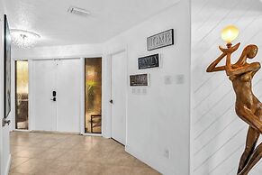 Family-friendly 5BR Home w/ Heated Pool & Parking