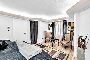 Family-friendly 5BR Home w/ Heated Pool & Parking