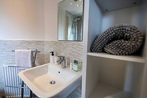 Hampton 3-bedroom Luxury Escape With Parking