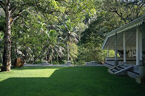 Pilagoda Estate Bungalow by TSC