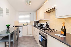 Modern 2-bed Flat Sleeps 4 Near City Centre and Utilita Arena