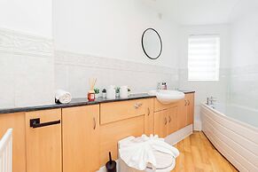 Modern 2-bed Flat Sleeps 4 Near City Centre and Utilita Arena