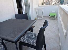 Cute apartment in stone house near sea