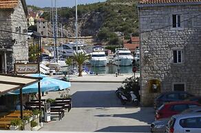 Cute apartment in stone house near sea