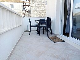 Cute apartment in stone house near sea