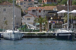 Cute apartment in stone house near sea