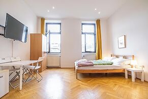 Cozy 4BR Apt Garden Close to Danube