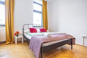 Cozy 4BR Apt Garden Close to Danube