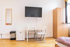 Cozy 4BR Apt Garden Close to Danube