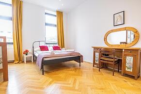 Cozy 4BR Apt Garden Close to Danube