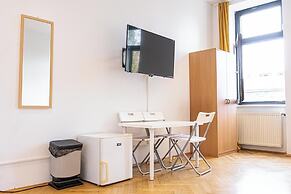Cozy 4BR Apt Garden Close to Danube