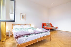 Cozy 4BR Apt Garden Close to Danube