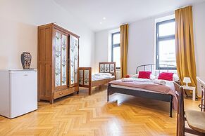 Cozy 4BR Apt Garden Close to Danube