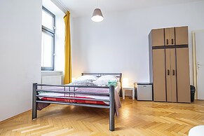 Cozy 4BR Apt Garden Close to Danube