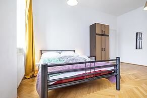 Cozy 4BR Apt Garden Close to Danube