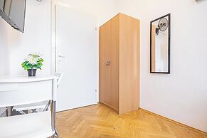 Cozy 4BR Apt Garden Close to Danube