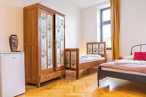 Cozy 4BR Apt Garden Close to Danube