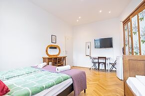 Cozy 4BR Apt Garden Close to Danube