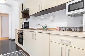 Cozy 4BR Apt Garden Close to Danube