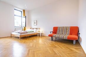 Cozy 4BR Apt Garden Close to Danube