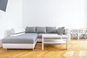 Cozy 4BR Apt Garden Close to Danube