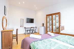Cozy 4BR Apt Garden Close to Danube