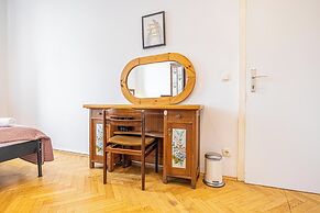 Cozy 4BR Apt Garden Close to Danube