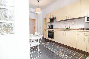 Cozy 4BR Apt Garden Close to Danube