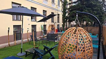 Cozy 4BR Apt Garden Close to Danube