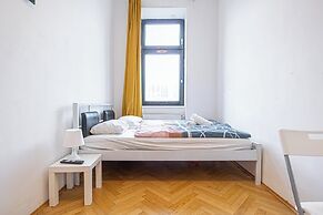 Cozy 4BR Apt Garden Close to Danube
