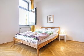 Cozy 4BR Apt Garden Close to Danube