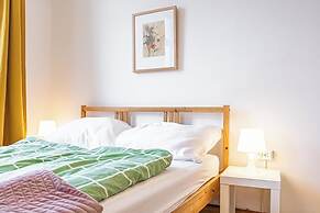 Cozy 4BR Apt Garden Close to Danube