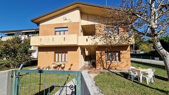 Bright Villa Flat With Shared Garden