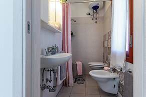 Bright Villa Flat With Shared Garden