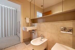 The Riverside Residence - 3bdr Flat With Balcony