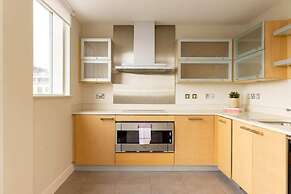 The Riverside Residence - 3bdr Flat With Balcony