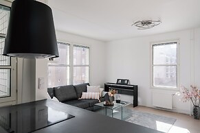 Modern 1BR Apartment with Balcony