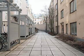 Modern 1BR Apartment with Balcony