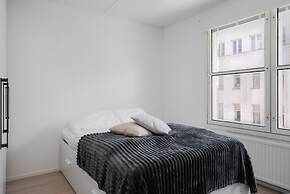 Modern 1BR Apartment with Balcony