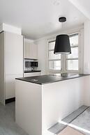 Modern 1BR Apartment with Balcony