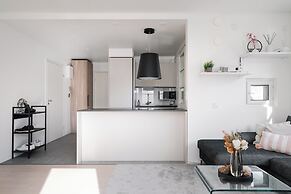 Modern 1BR Apartment with Balcony