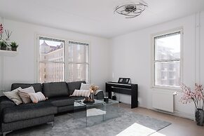 Modern 1BR Apartment with Balcony